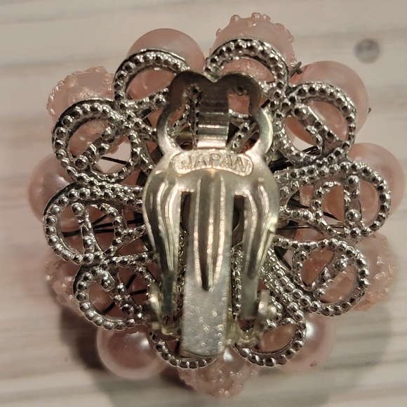 W15 Vintage Pink Faux Pearl Cluster Clip-on Earrings - Picture 4 of 4